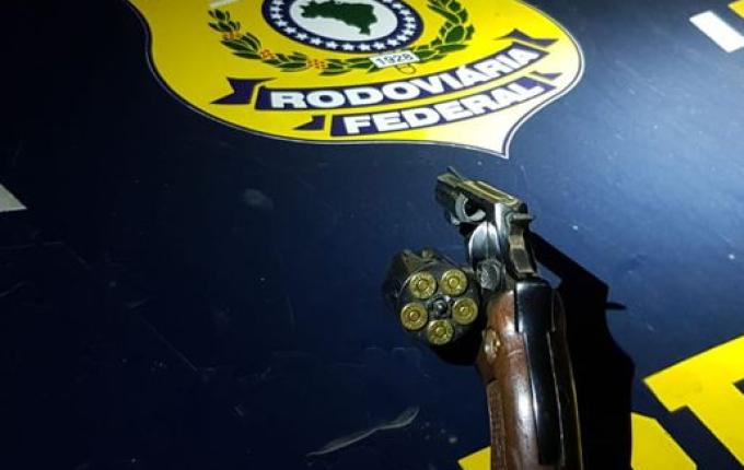PRF prende motorista embriagado e com arma raspada na BR 282