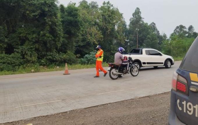 PRF realiza fiscalização nos pontos de "pare e siga" da BR-163