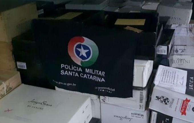 PM encontra depósito de vinho improvisado em área rural