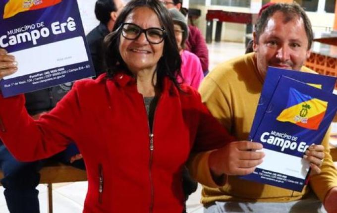 Campo Erê faz entrega de mais de 40 escrituras para moradores do Bairro Mello