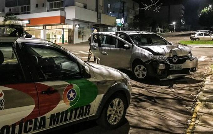 Condutor colide carro em poste em São Miguel do Oeste