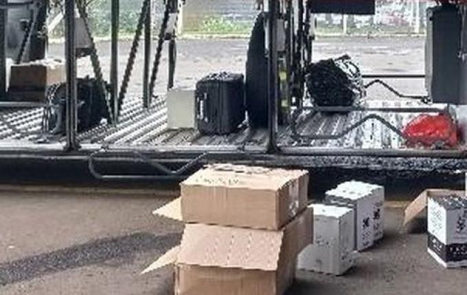 Ônibus com licenciamento atrasado é flagrado transportando descaminho em SMOeste