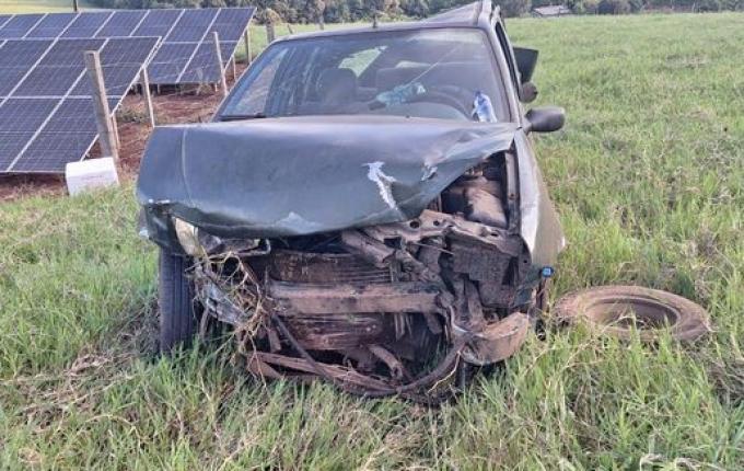 Carro 'voa' após sair da pista e quase atinge pedestre em rodovia de SC