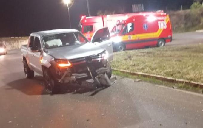 Quatro pessoas ficam feridas em colisão entre caminhonete e carro na BR-163