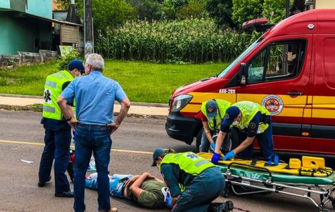 SMO: Colisão entre carro e moto deixa rapaz gravemente ferido; vídeo