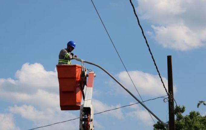 Empresa realiza novos reparos na iluminação pública, em Iporã do Oeste
