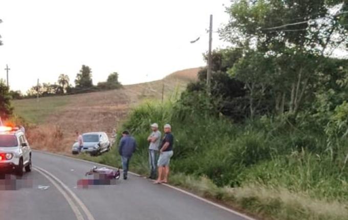 Mulher fica ferida em colisão entre carro e moto no interior de Palmitos