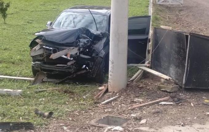 Motorista sai ileso de colisão em poste na SC-163 em Itapiranga