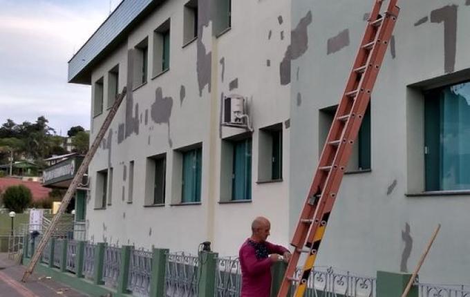 Obras de pintura e pequenas intervenções no hospital são retomadas