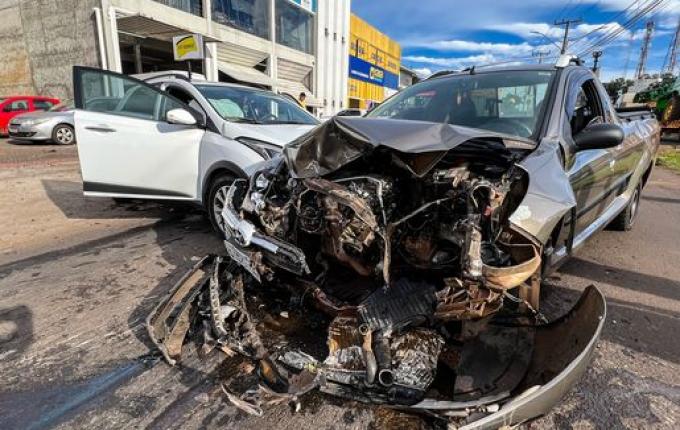 Câmera registra momento exato de colisão frontal na Willy Barth; confira