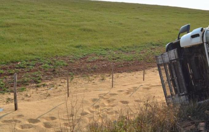 Caminhoneiro fica ferido em capotamento na SC-160