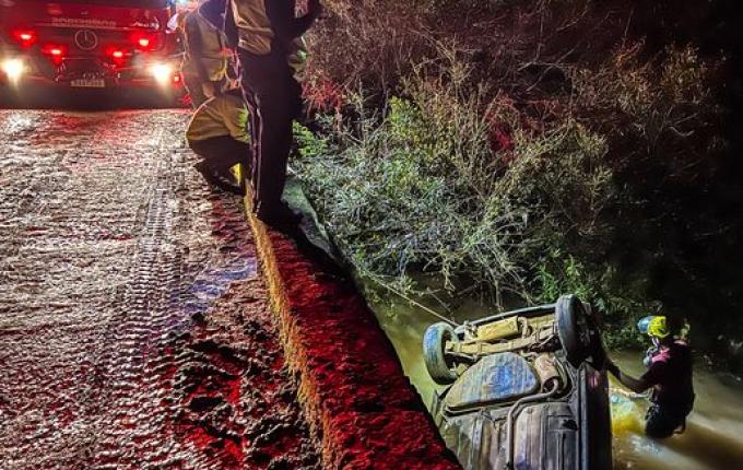 Carro é localizado abandonado dentro de rio no interior de São Miguel do Oeste