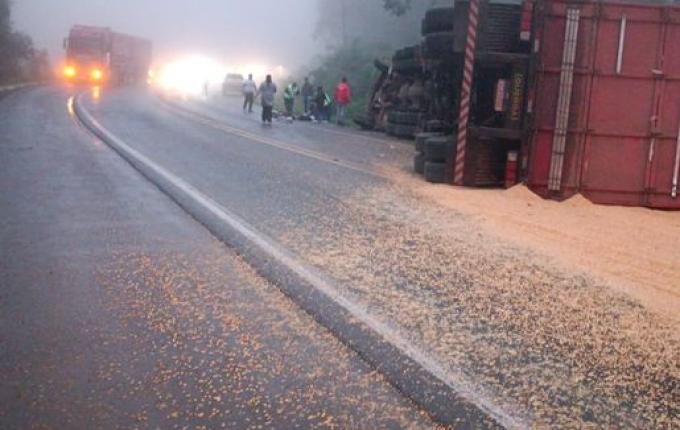 Motorista fica ferido em tombamento de caminhão na BR-282