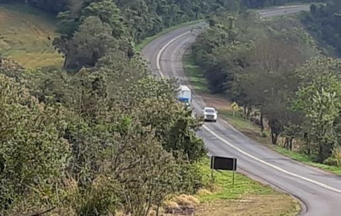PRF flagra ultrapassagem em local proibido na BR-163, em São José do Cedro