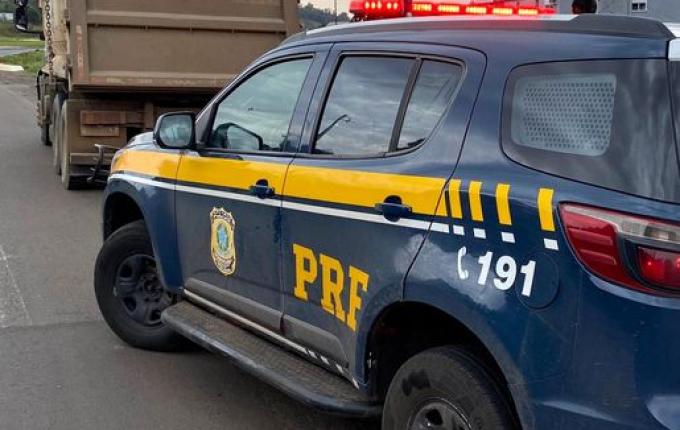 PRF flagra caminhões com excesso de peso na BR-282