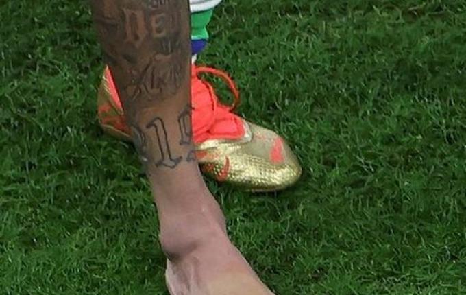Neymar compartilha foto de tornozelo inchado após lesão