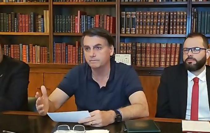 Bolsonaro analisa três nomes e prevê evangélico para STF