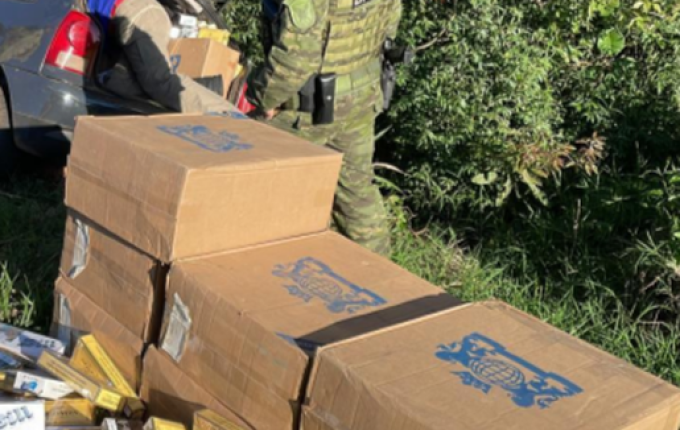 Operação Divisas Integradas apreende cigarros, veículos e prende dois por facilitação de descaminho