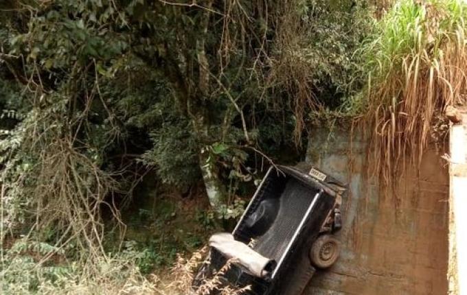 Saída de pista seguida de queda em ponte deixa dois feridos em Guaraciaba