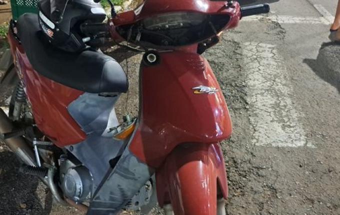 Colisão entre carro e moto deixa jovem ferida no centro de Itapiranga