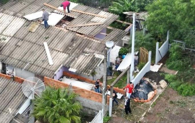 Defesa Civil de SMO inicia distribuição de telhas e kits para famílias afetadas por temporal