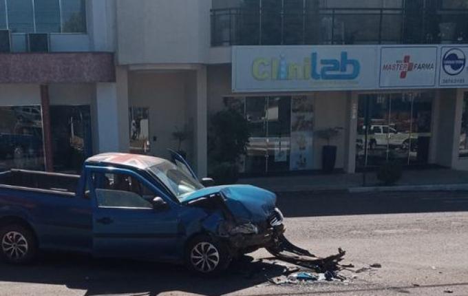 Colisão lateral deixa três pessoas feridas no centro de Mondaí