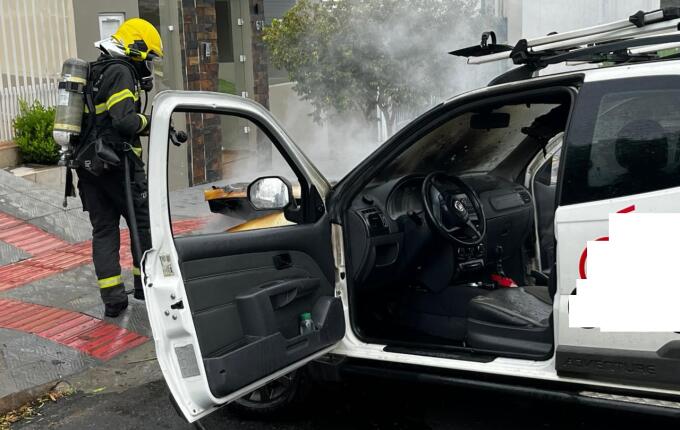 Carro pega fogo no centro de São Miguel do Oeste