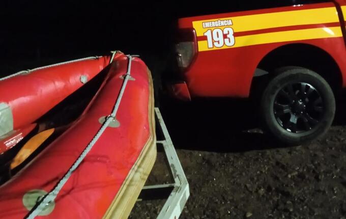 Bombeiros resgatam duas pessoas ilhadas no Rio Uruguai em São Carlos
