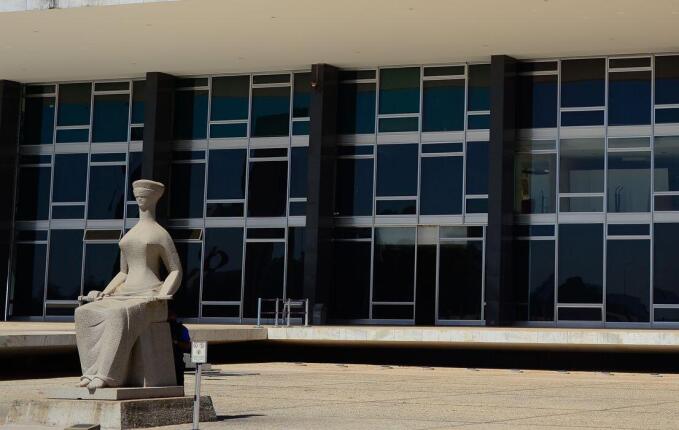 Pedido de vista suspende votação no STF sobre casos de Moraes e Mendonça