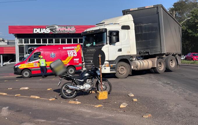 Acidente entre carreta e moto deixa motociclista ferido na Avenida Willy Barth