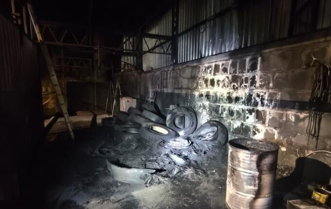 Bombeiros controlam incêndio em oficina na BR-158 em Cunha Porã