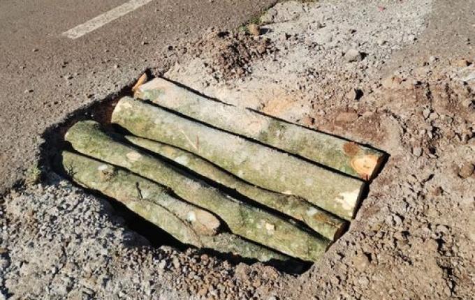 Família realiza reparos em acesso de propriedade na SC-492 em Barra Bonita