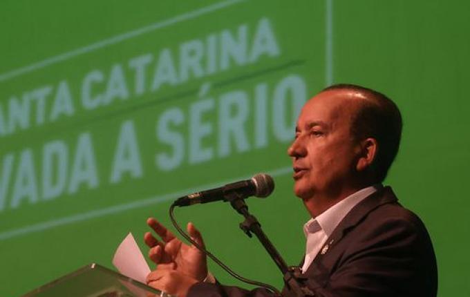 SC anuncia um policial armado em cada escola estadual em até 60 dias