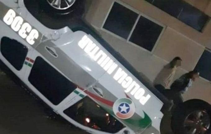 Para evitar atropelar motociclista em fuga, PM capota viatura no Oeste