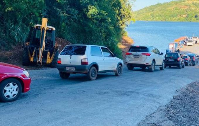 Baixo nível de água do Rio Uruguai não altera travessia da barca