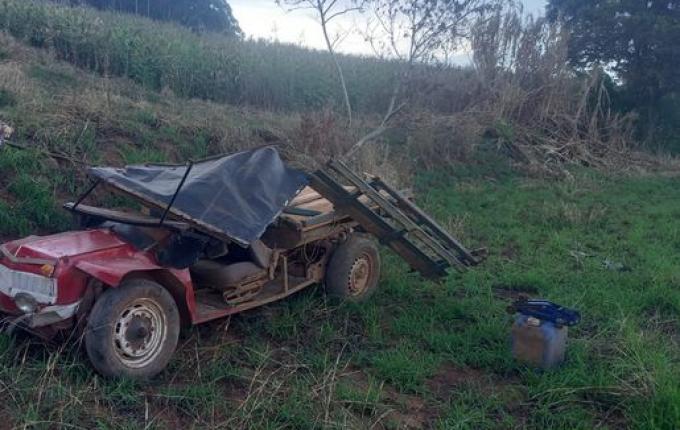 Homem sofre ferimentos graves em capotamento de carreta agrícola