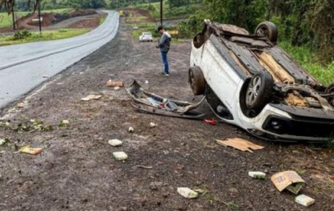 Em aquaplanagem, condutor perde controle e capota veículo na BR-282