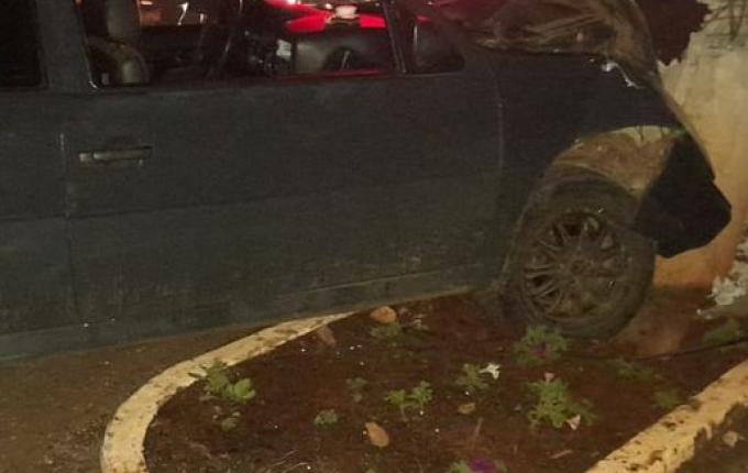 Carro colide em poste e deixa feridos no centro de Itapiranga