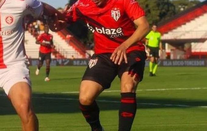 Jogando fora de casa, Inter perde por 1 a 0 para o lanterna do Brasileirão