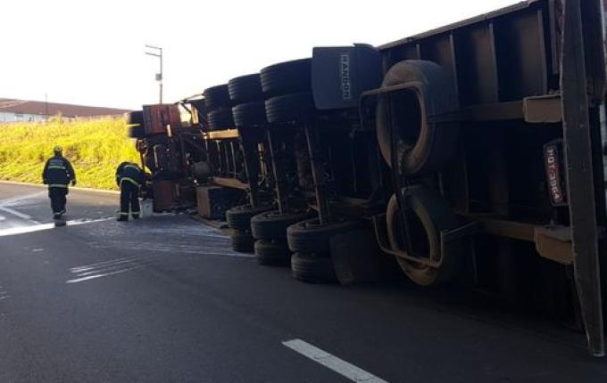 Caminhoneiro sofre escoriações em tombamento na BR-282