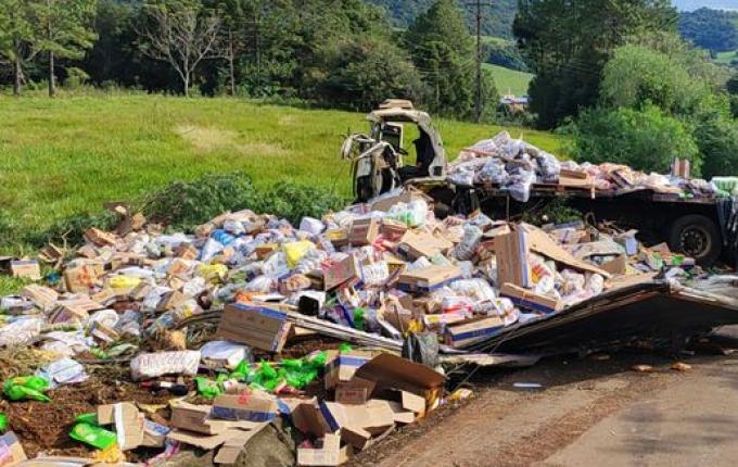 Caminhão sai da pista e colide contra poste na SC-305