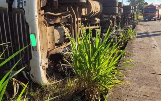 Motorista fica encarcerado após tombamento de carreta na BR-163