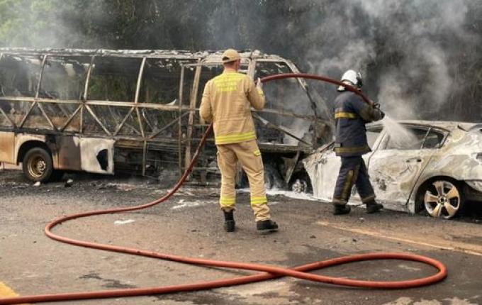 Micro ônibus escolar e carro pegam fogo após colisão na BR-280