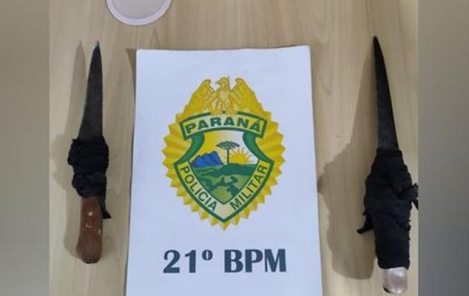 Homem armado com facas ameaça mulher e crianças em residência e alunos em Colégio