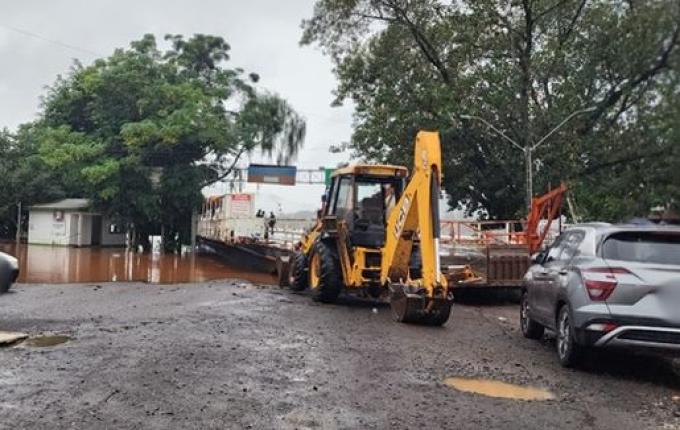 Balsa interrompe travessia no Rio Uruguai em Itapiranga