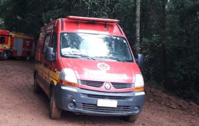 Capotamento de veículo deixa duas pessoas feridas no interior de Cunha Porã