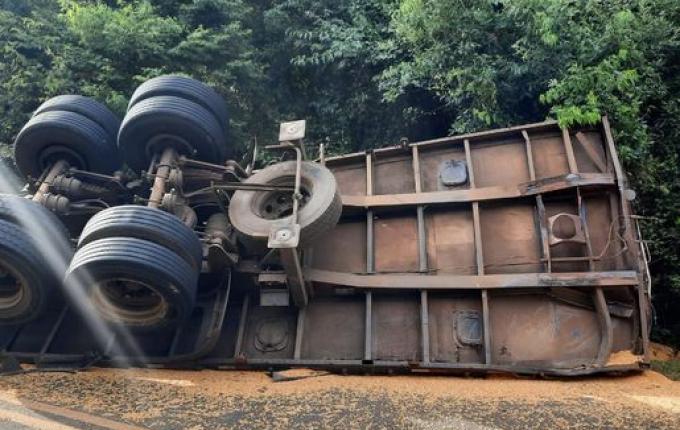 Motorista de caminhão é preso por dirigir embriagado depois de causar acidente na PR-180