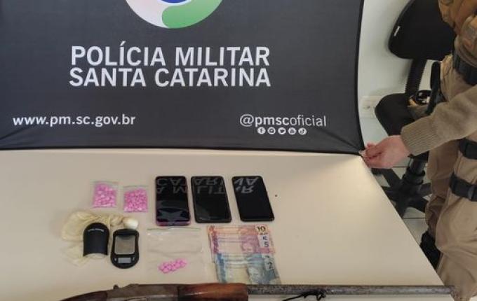 Casal é preso por Tráfico de Drogas e por Porte Ilegal de arma de fogo em São Miguel do Oeste