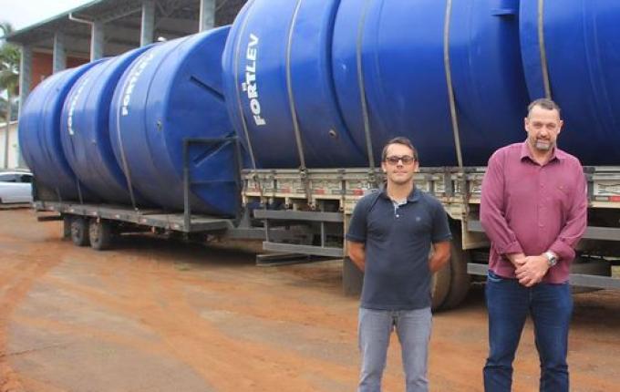 São João do Oeste recebe 26 reservatórios de água da Defesa Civil