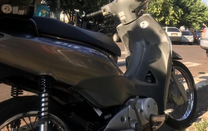 Jovem fica ferida em colisão entre carro e moto no centro de São Miguel do Oeste